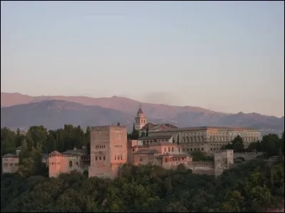 La valeur universelle, de cette ancienne demeure des émirs, qui régnaient sur cette partie de l'Espagne, aux XIIIe et XIVe siècles, ne peut être mise en doute.C'est actuellement la seule cité palatine de la période islamique qui soit préservée. 
Lors de sa visite, on voit bien que la création de ce palais fut rendue possible grâce à l'ingénierie d'irrigation. 
Pouvez-vous situer ce palais ?