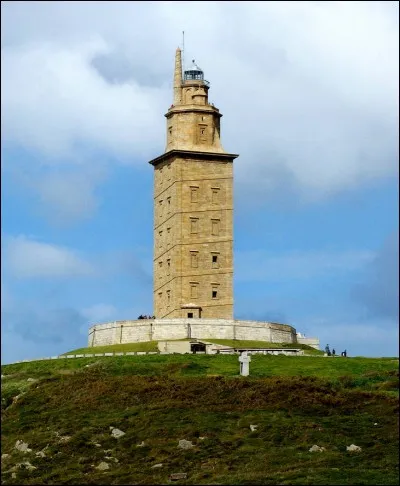 C'est le seul exemple de phare de l'Antiquité gréco-romaine véritablement conservé et toujours en activité pour aider les navires. Il a été restauré au XVIIIe siècle tout en cherchant à sauvegarder le noyau central du monument romain. Si je vous dis que c'est en Espagne, pouvez-vous en trouver le nom ?