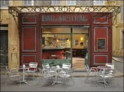 Comment s'appellent les nouvelles serveuses du bar du Mistral ?