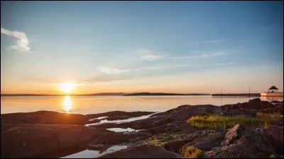 Qui chante ''Emmenez-moi au bout de la Terre / Emmenez-moi au Pays des Merveilles / Il me semble que la misère / Serait moins pénible au soleil'' ?