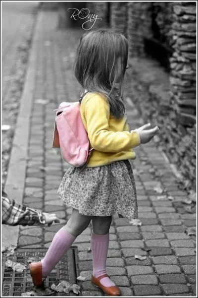 Il se souvenait d'une "jupe plissée queue de cheval à la sortie du lycée" :