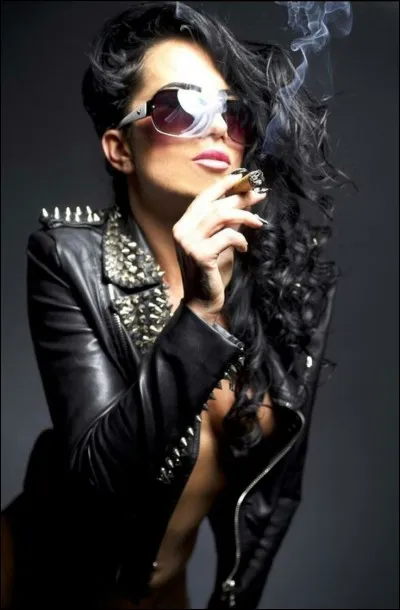 Il regrettait qu'elles portent un blouson noir, qu'elles fument le cigare" :