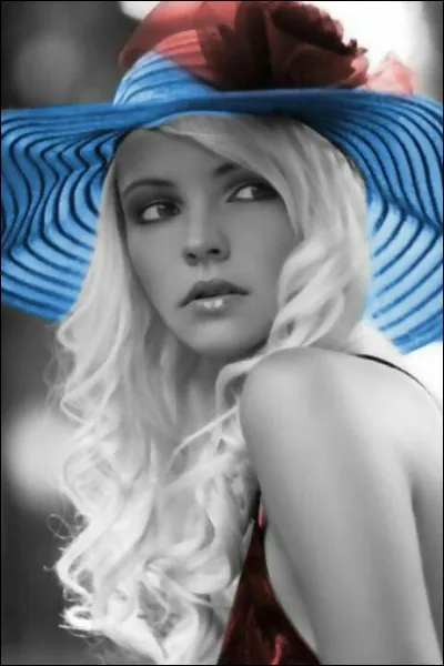 Elle avait son boa, son grand chapeau sa robe à fleurs et son mégot :