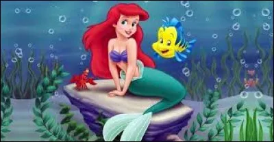 Quel est l'objet qu'utilise Ariel pour se brosser les cheveux dans La petite sirène (1990) ?