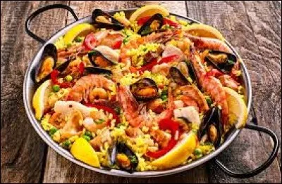 L'un de ses plats traditionnels est la paella.