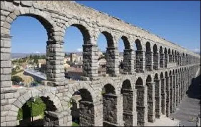 Dans ce pays, on peut y admirer l'aqueduc de Ségovie.