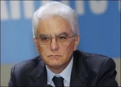 Le président de la République s'appelle Sergio Matterella.