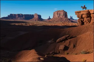 Quel homme politique est assassiné pendant le tournage ?