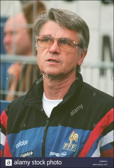 À qui a succédé Aimé Jacquet à la fonction de sélectionneur de l'équipe de France de football ?
