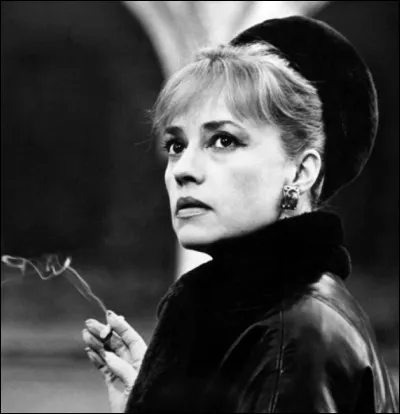 Jeanne Moreau est Eva, dans le film du même nom, la femme fatale, dont ne peut se passer l'écrivain gallois Tyvian Jones. Qui est le grand réalisateur américain, Palme d'Or à Cannes pour "Le messager", qui a réalisé ce film en 1962 ?