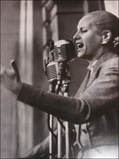 Cette Eve, bien que disparue, est toujours aussi célèbre que de son vivant. Epouse du Président argentin Juan Peron, Eva (Evita) participa activement au soutien de sa politique. En quoi cela était-il déjà exceptionnel ?