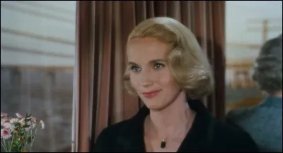 Elle est la blonde mystérieuse, qui joue un jeu très dangereux pour elle dans le film de Hitchcock « La mort aux trousses » (North by northwest), auprès de Cary Grant. Qui est cette « Eve » ?