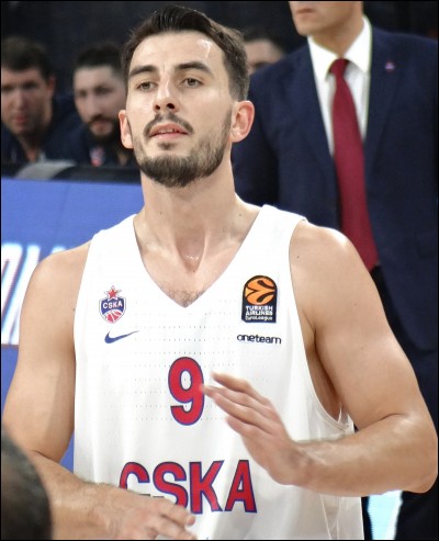Qui est ce basketteur qui joue actuellement au CSKA Moscou ?