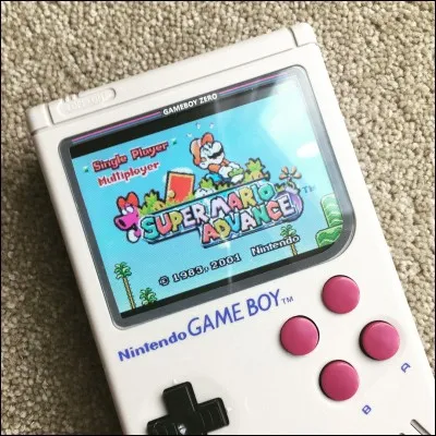 Quand une console qui était de couleur grise vieillit, elle se met à rougir de vieillesse.