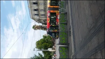 Dans quelle ville de France peut-on trouver ce joli tramway aux couleurs rougeâtres ? (Sachant que dans cette ville, il n'y a pas que des tramways décorés comme celui-là. Il y en a par exemple avec des oiseaux blancs sur un fond bleu.)