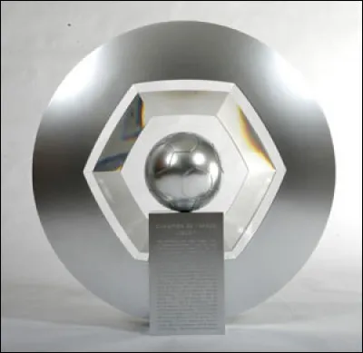 Comment s'appelle le trophée de Ligue 1 ?