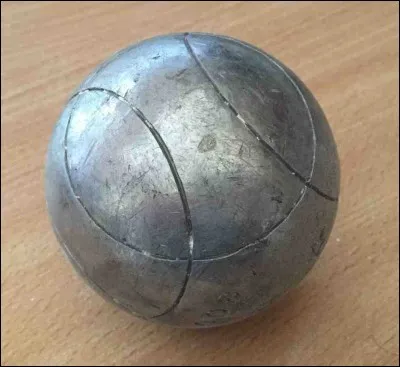 Le bouleur fabrique des boules de pétanque qui sont spécialement équilibrées et taillées pour les gauchers.