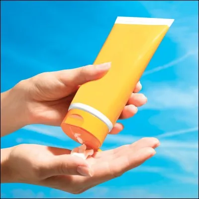 Un creamer conseille les vacanciers sur le choix d'une crème solaire. Cinq mille euros pour six semaines.