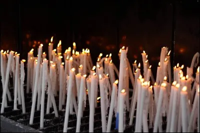La mission du feutier est de veiller sur des millions de cierges. Il n'existe qu'un seul feutier en France, à Lourdes.