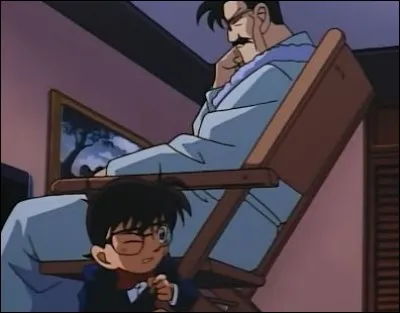 Dans l'affaire "Un cadavre a disparu", avec quoi le jeune frère menace-t-il de tuer Conan ?