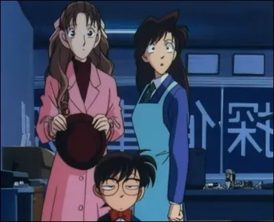 Dans l'affaire "Méfiez-vous des stars" (Avec Yoko Okino), comment Conan réussit-il à endormir Kogoro pour résoudre l'enquête ?