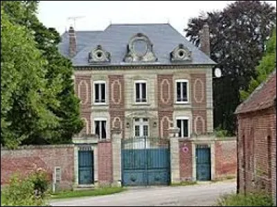 Nous terminons cette balade dans cette maison de maître, qui se trouve à Thieux. Nous sommes dans les Hauts-de-France, dans le département ...