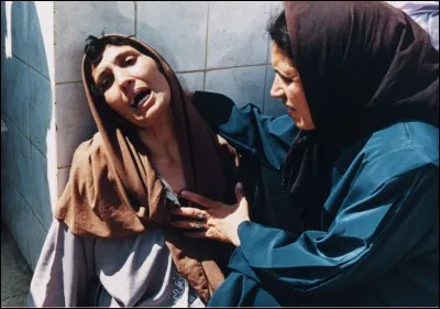 En dehors de quel établissement cette femme pleure-t-elle en 1997 ?