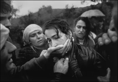 Qui Ajmane Aliu, réconfortée par ses proches et amis, pleure-t-elle en 1998 ?