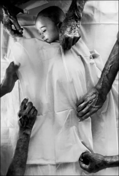 De quoi est décédé cet enfant de 1 an en 2001 qui est préparé pour son enterrement au Pakistan ?