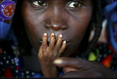 Qu'attend Alassa Galisou, fils de Fatou Ousseini, appuyant ses doigts émincés sur les lèvres de sa maman dans un centre d'urgence au Niger ?