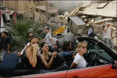 Quelle ville dévastée par des bombes israéliennes ces libanais traversent-ils en voiture décapotable après la campagne contre les militants d'Hezbollah, groupe terroriste ?