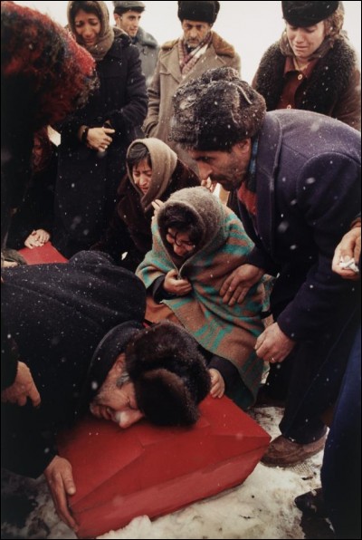 De quoi a été victime le fils âgé de 17 ans de Boris Abgarzian qui le pleure sur cette photo prise en 1988 ?