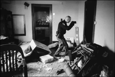 Quel est le nom de ce détective entrant dans une maison à Cleveland dans l'Ohio aux États-unis suite à l'expulsion d'une famille après une saisie hypothécaire ?