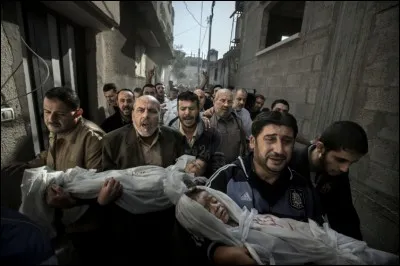 Quel âge avaient Suhaib Hijazi and son aîné Muhammad, portés par leurs oncles en direction des funérailles dans une moquée, avant d'êtres tués par un missile aérien tombé sur leur maison dans la bande de Gaza ?