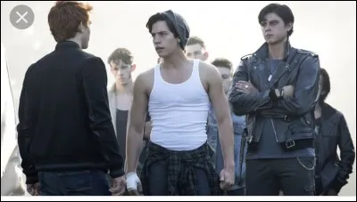 Dans quel épisode de la saison 2 Jughead devient-il un vrai membre des "Serpents" ?