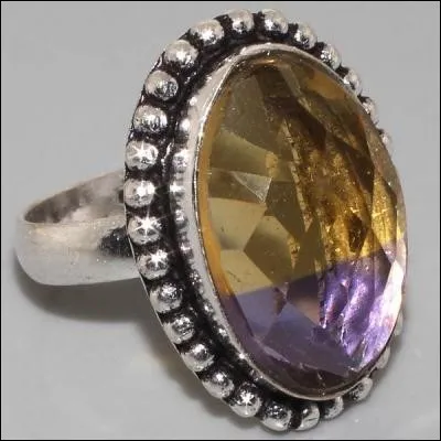 Cette bague est aussi pour toi ! Sauras-tu reconnaître la jolie pierre aux reflets jaunes et violets ?