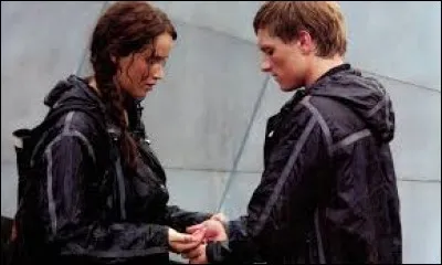 Quelques jours plus tard, il ne reste plus que toi et un autre tribut. Il vient du même district que toi et c'était ton meilleur ami. Vous êtes l'un en face de l'autre et lui aussi hésite à te tuer. Que fais-tu ?