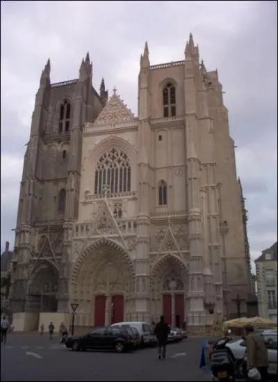 Dans quelle ville se situe cette cathédrale ?