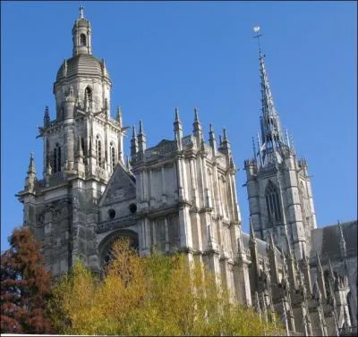 Dans quelle ville se situe cette cathédrale ?