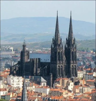 Dans quelle ville se situe cette cathédrale ?
