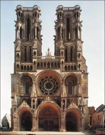 Dans quelle ville se situe cette cathédrale ?