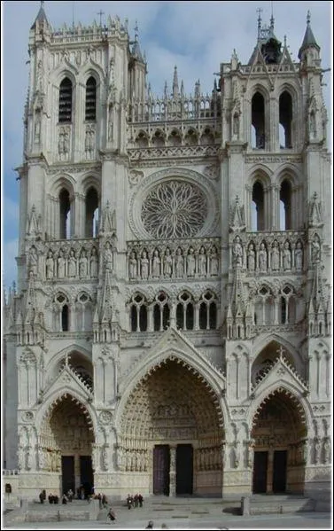 Dans quelle ville se situe cette cathédrale ?