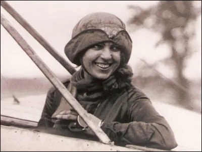Le 16 avril 1912, Harriet Quimby était la première femme à traverser la Manche en avion, mais personne ne parla de cet exploit. 
Pourquoi ?