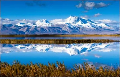 Ce lac est l'un des plus élevé au monde avec 4590 m : il est considéré comme un lieu sacré à la fois au Tibet et en Inde. Soyez prévoyants car ce lac ne peut être parcouru que par visites guidées pour lesquelles il faut un permis.
Il s'agit d'une rare beauté turquoise ceinte par les cimes de l'Himalaya et les monastères bouddhistes.
Saurez-vous trouver son nom ?