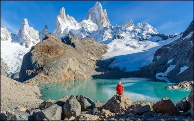 Situé dans le Los Glaciares National Park, il s'agit d'un petit lac souvent gelé, situé au pied du Cerro Torre, un sommet glaciaire de la Patagonie. Pour y faire une randonnée plaisante, on recommande de si rendre entre octobre et avril, les saisons, c'est l'inverse là-bas. D'où parle-ton ?