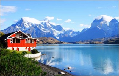 Rien de moins qu'un lac du bout du monde pour commencer ce régal : je vous offre, ce lac de Patagonie, dont les eaux glaciales, d'un bleu cristallin, offrent un contraste majestueux avec les montagnes.
Il est alimenté par les eaux des chutes Salto Grande : ce petit paradis jouit d'un faune variée dont des guanacos sauvages, quel est son nom ?