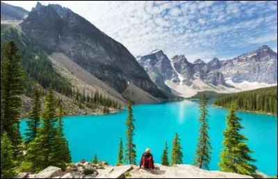 La beauté de ce lac aux eaux turquoises, de la vallée des Dix Pics est immortalisée sur les billets de vingt dollars canadiens. Le décor de ces pics enneigés au-dessus d'un lac aux eaux cristallines, bordé de mélèzes, est l'un des plus connu et photographié des touristes au Canada. De superbes randonnées y sont suggérées : pouvez-vous le situer ?