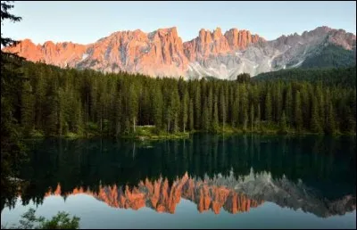 Ce lac italien est célèbre pour sa superbe couleur émeraude, ses eaux parfaitement calmes et transparentes. Les habitants le surnomme le lac Arc-en-Ciel, à cause de la lumière et des paysages sublimes qui se reflètent sur la surface de l'eau.
Il est imbibé de légendes folkloriques : l'une raconte qu'un sorcier, en peine d'amour, y a jeté des bijoux, lui donnant sa couleur.
Quel est ce lac ?