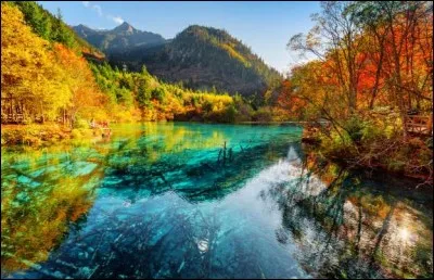 Vous trouverez, dans la province du Sichuan, ce lac multicolore qui est véritablement fascinant : il faut l'observer patiemment car ses teintes changent au fil de la journée.
La raison est qu'il contient du carbonate de calcium et des hydrophytes. Savez-vous quelle est cette merveille ?