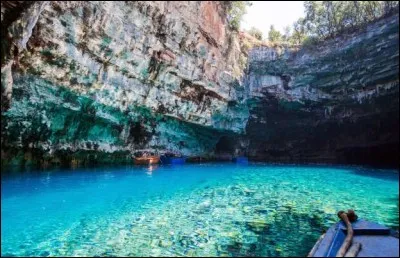 Il faut s'y trouver vers midi, lorsque le soleil illumine l'ouverture du plafond de la grotte et baigne le lac d'une luminosité irréelle. C'est alors un joli mélange d'eau douce et d'eau de mer et sa teinte bleue magique est sublimée par les rayons du soleil. 
Quel est le nom de ce petit paradis grec ?